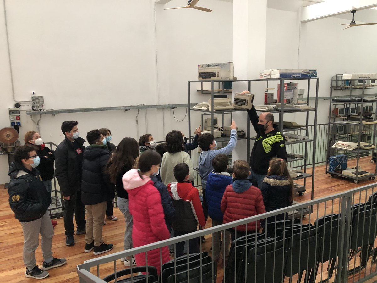 CoderDojoPavia's tweet image. #coderdojopv learning old computers at #compvter #pavia #commodore 64