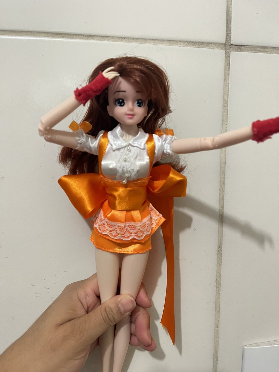 biachunli's tweet photo. A roupa original e como está ficando! Falta fazer as polainas dela e trocar o cabelo.

E haja remendo para a roupa, visto que a roupinha foi feita para um molde estilo boneca Licca, enquanto que o corpo que coloquei, é maior e peituda (como a personagem). 😃

#advancedvg #yuka https://t.co/GuTJba4fIH