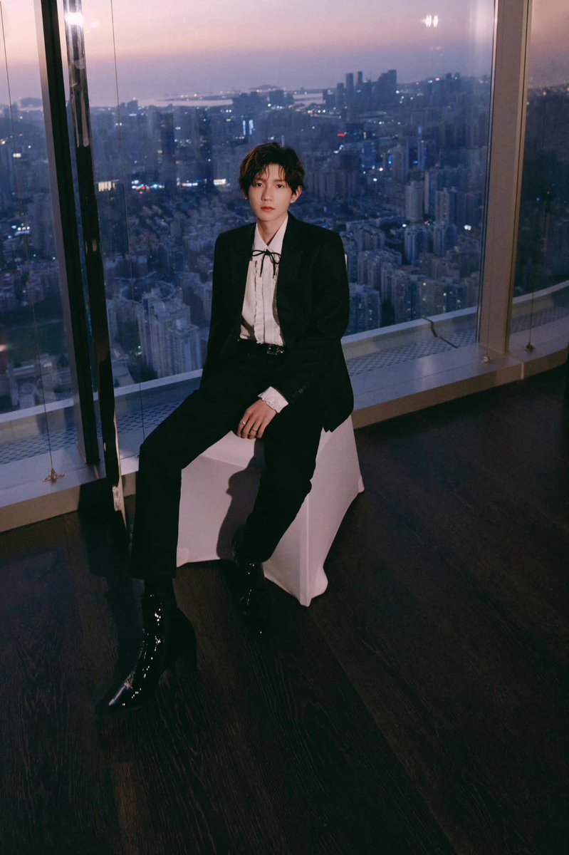 roywangvnfc's tweet photo. 💚Roy Wang Studio update (13/11) : Vương Nguyên tại Bữa tiệc Từ thiện của Thời thượng Bazar.  @roy_____wang 王源在时尚芭莎慈善晚宴 
晚霞斑斓，月影摇坠 ，举目雅致而自矜， 
暖心献唱《流星也为你落下来了》，共护童心，��向未来。
Cre: 王源RoyWang工作室 https://t.co/OiWTfPlh30