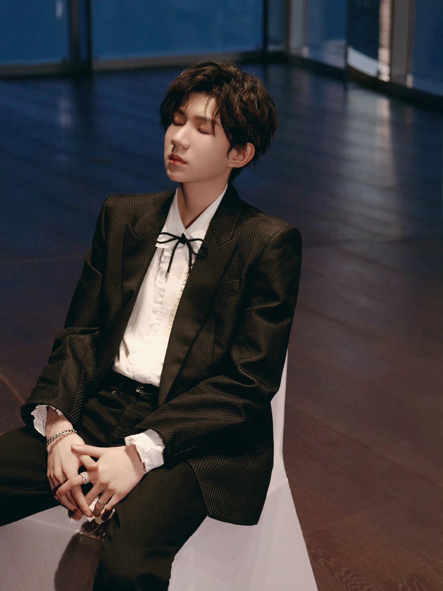 roywangvnfc's tweet photo. 💚Roy Wang Studio update (13/11) : Vương Nguyên tại Bữa tiệc Từ thiện của Thời thượng Bazar.  @roy_____wang 王源在时尚芭莎慈善晚宴 
晚霞斑斓，月影摇坠 ，举目雅致而自矜， 
暖心献唱《流星也为你落下来了》，共护童心，��向未来。
Cre: 王源RoyWang工作室 https://t.co/OiWTfPlh30