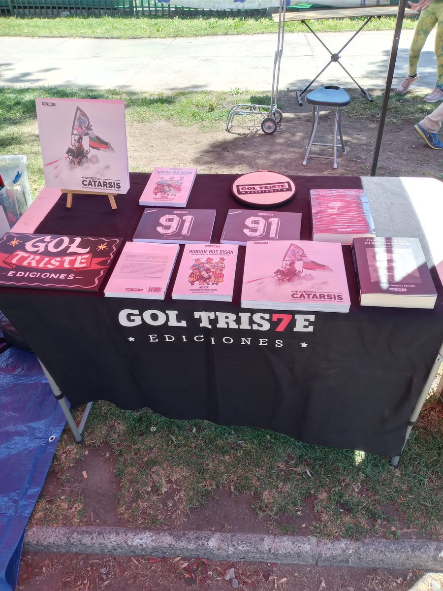 GolTriste's tweet photo. Ya estamos instalados en la Villa Olímpica festejando su aniversario N⁰59. En Avenida Grecia con Salvador, atrás del Unimarc. Estaremos hasta las 22.00hrs. #ProyectoCatarsis, #ElDeportistaMartir, #AunqueNosDigan, #91ElLibro. https://t.co/vPlRHWEEYj