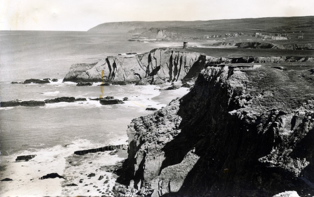 News that the storm tower in Bude, at Compass Point, is to be moved further inland due to the crumbling cliff. 
.
A fascinating project for a fascinating building, which has been moved once before. 
.
Read all about it here: tinyurl.com/5b698pnp 

📷Cornish Memory (c1910)