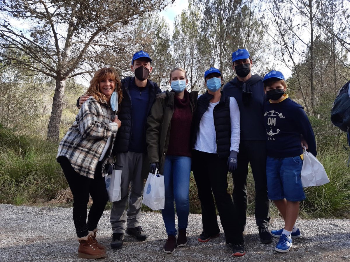 sanitas's tweet photo. Hoy estamos en Barcelona y Valencia con @WWFespana ayudando a la regeneración de espacios verdes con la plantación de nuevos árboles 🌳Cumplimos así nuestro compromiso tras la consecución del reto de la sexta edición del proyecto #HealthyCities 👇 https://t.co/OiRYFB6sfq