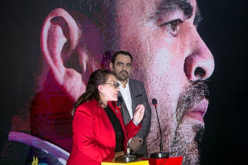 XiomaraCastroZ's tweet photo. Seguimos forjando la unidad nacional para derrocar la injusticia. Cada día somos más los hondureños articulados con un motivo: Honduras y el amor que sentimos por ella. Gracias @MiltonBeniteztv por confiar, por dar un paso histórico. Muestras que tu corazón pertenece a tu Patria. https://t.co/THdklK3hTp