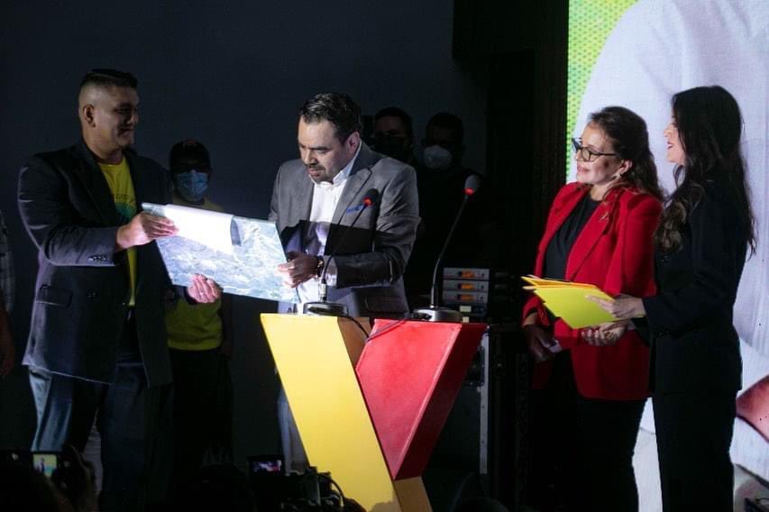 XiomaraCastroZ's tweet photo. Seguimos forjando la unidad nacional para derrocar la injusticia. Cada día somos más los hondureños articulados con un motivo: Honduras y el amor que sentimos por ella. Gracias @MiltonBeniteztv por confiar, por dar un paso histórico. Muestras que tu corazón pertenece a tu Patria. https://t.co/THdklK3hTp