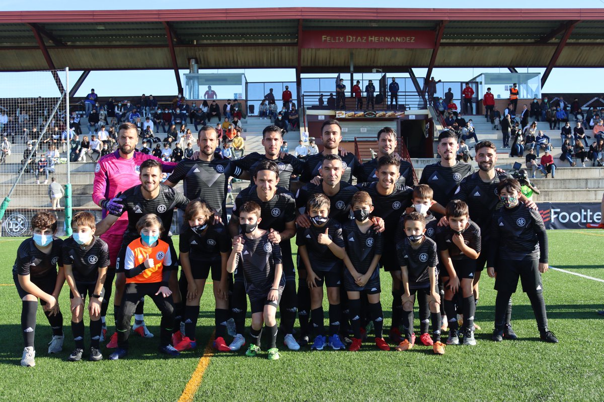 InterdeMadrid's tweet photo. Las mejores imágenes al descanso del derbi 🆚 @RMajadahonda 

📌Nuestros alevines han saltado al césped con el primer equipo. 

#DUXInterRayo https://t.co/QxxtOg2zYq