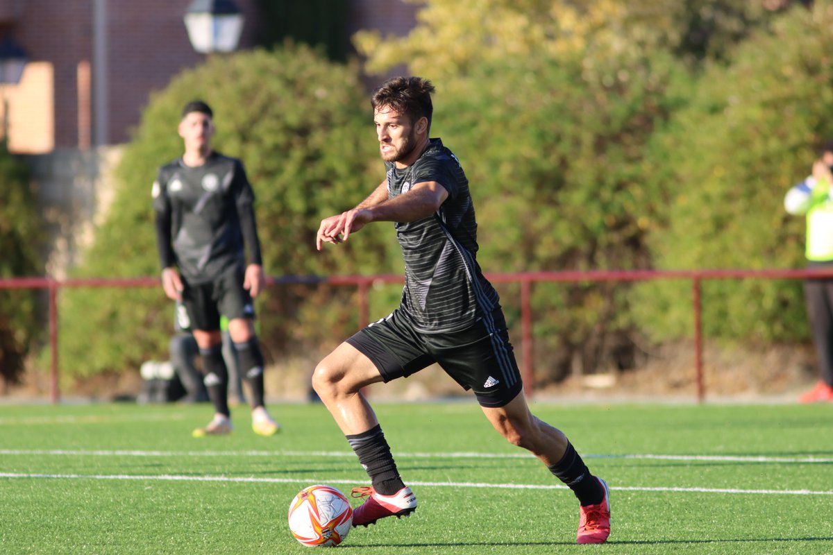 InterdeMadrid's tweet photo. Las mejores imágenes al descanso del derbi 🆚 @RMajadahonda 

📌Nuestros alevines han saltado al césped con el primer equipo. 

#DUXInterRayo https://t.co/QxxtOg2zYq