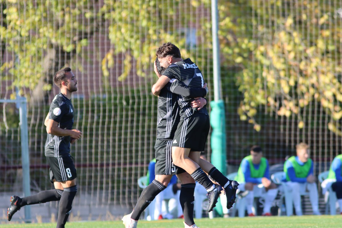 InterdeMadrid's tweet photo. Las mejores imágenes al descanso del derbi 🆚 @RMajadahonda 

📌Nuestros alevines han saltado al césped con el primer equipo. 

#DUXInterRayo https://t.co/QxxtOg2zYq