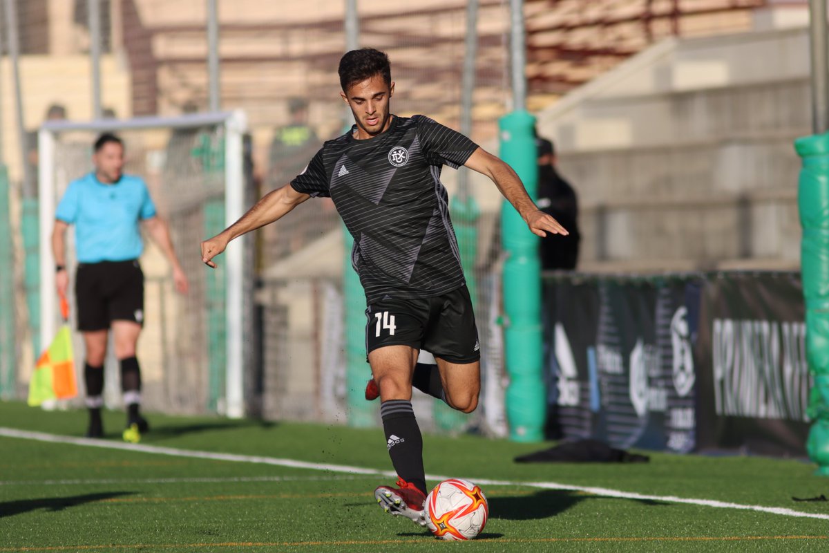 InterdeMadrid's tweet photo. Las mejores imágenes al descanso del derbi 🆚 @RMajadahonda 

📌Nuestros alevines han saltado al césped con el primer equipo. 

#DUXInterRayo https://t.co/QxxtOg2zYq