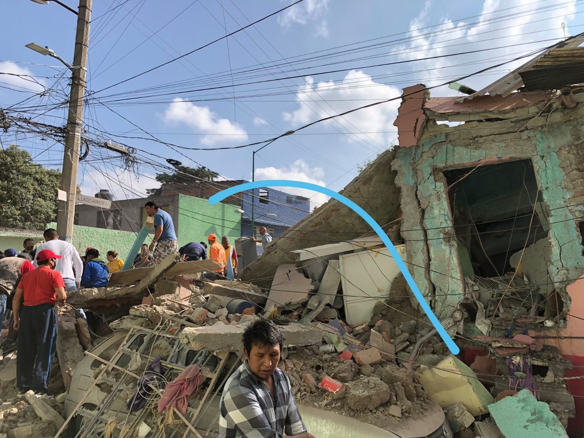 RepordelCrimen's tweet photo. #Explosión  y derrumbe de vivienda en Lago Naur y 3 Cda. Lago Ammer, colonia Pensil Norte, #MiguelHidalgo Al momento al menos 5 heridos . https://t.co/xGD2yo8JZC