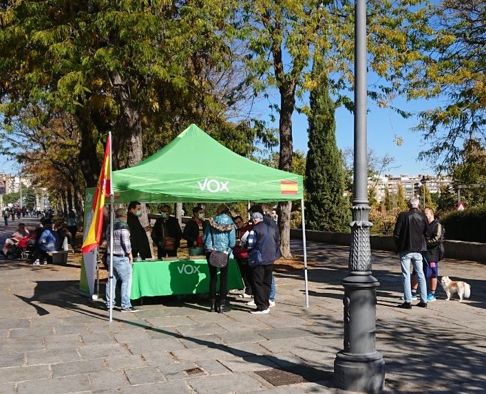VOX_Carabanchel's tweet photo. Gracias a todos los que echáis una mano en la mesa de hoy en #MarquesDeVadillo
#SoloQuedaVox
#Carabanchel
#VOXCarabanchel https://t.co/Cf1fp29cyE