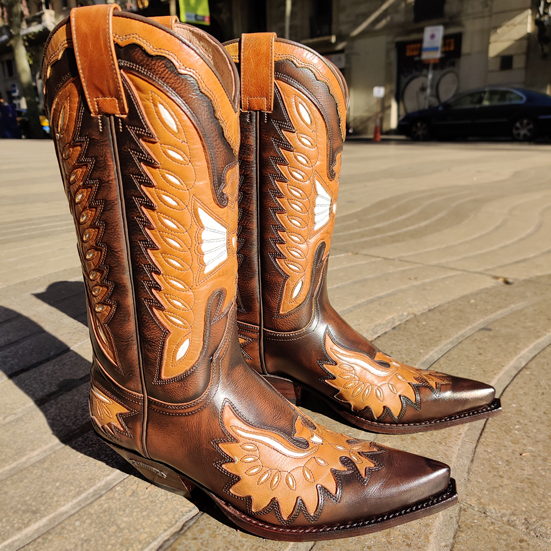 CorbetosBoots's tweet photo. Últimas tallas disponibles de estas espectaculares #botascowboy #Sendra hechas en piel de vacuno marrón decoradas con águilas en caña y pala 😍 Descúbrelas en Corbeto's Boots o en nuestra tienda online https://t.co/MIzECCdOqj ✌️ https://t.co/2PWx57IMby