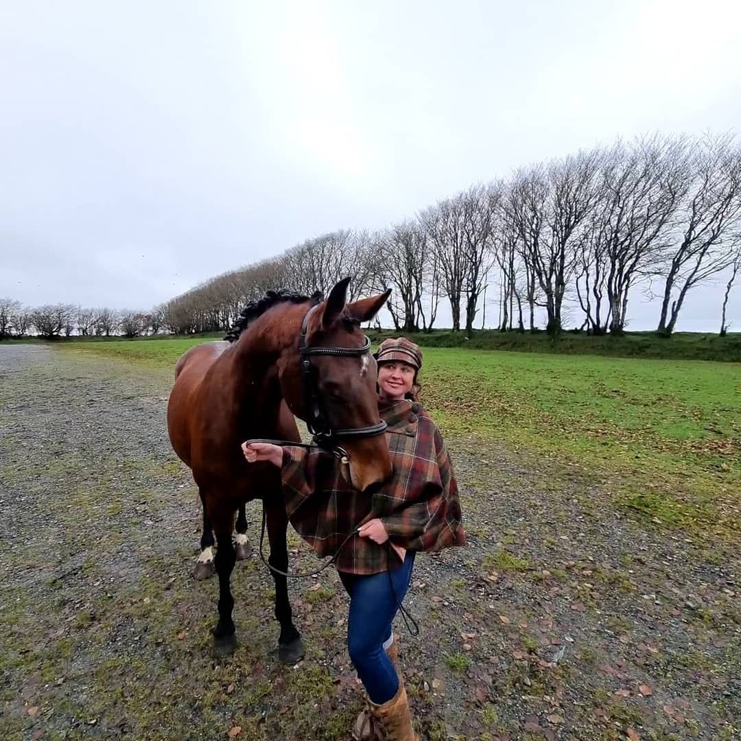 UrbanCountryCh1's tweet photo. #equestrian #competition #country #countryclothing #countryliving #countrygirl #Dressage #showing #horsesofinstagram #poncho #tweed #newsboycap #fashion #style #trotup #classic #autumncolours #timelessfashion #getthelook #standout #matchingsets #smart #horses #competitionhorse https://t.co/RI640XR52h