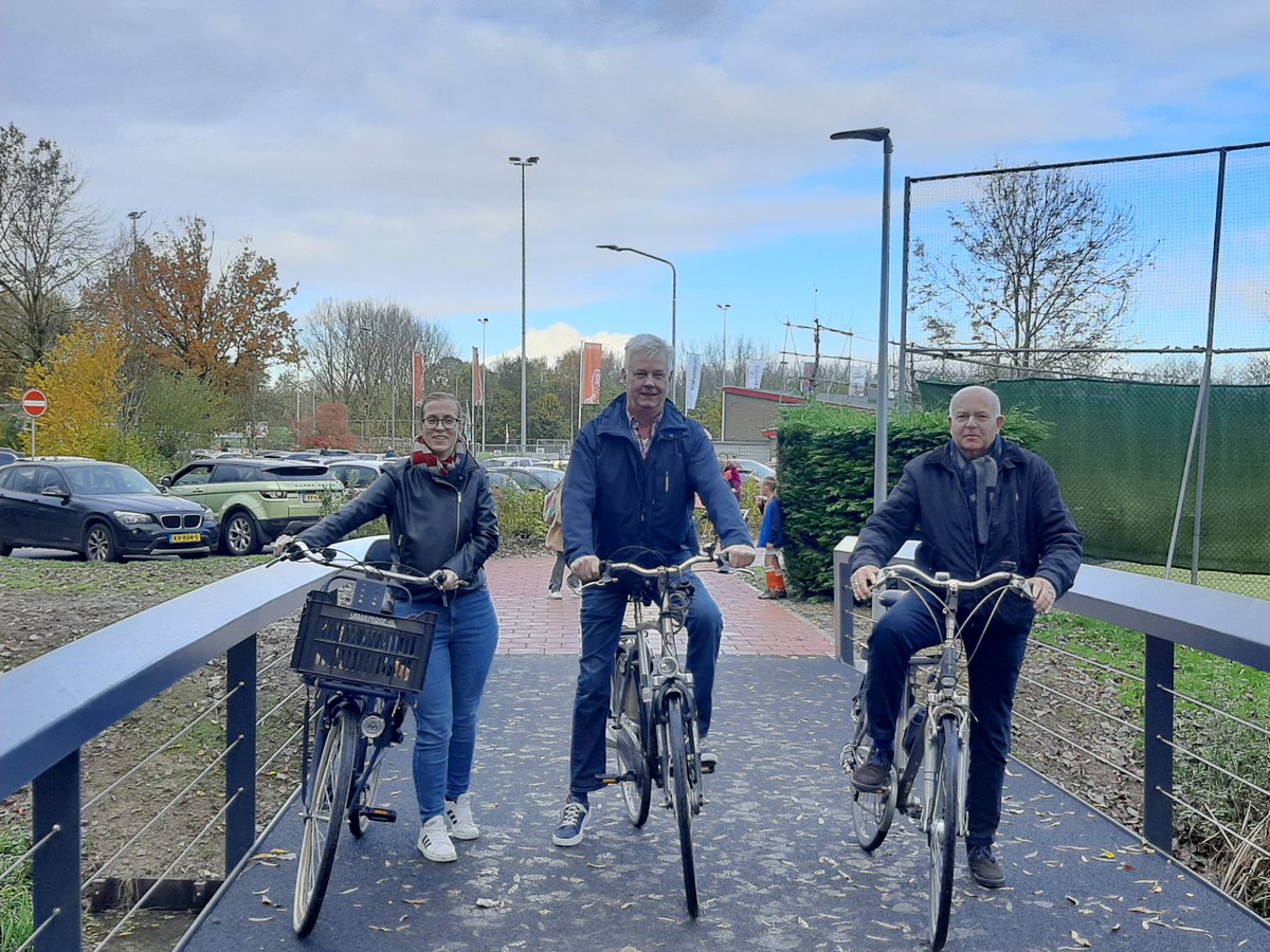 toostenrijk's tweet photo. Met #cdadordrecht on tour langs de Dordtse sportverenigingen voor input programma Sportparken. Na recent overleg met #Sportraad en verenigingen sportpark #Krommedijk vanmorgen op bezoek bij @svOranjeWit voetbal/tennis en @Oranjewitsv korfbal. #zinnig @CDADordrecht https://t.co/Y7tPllxOkY