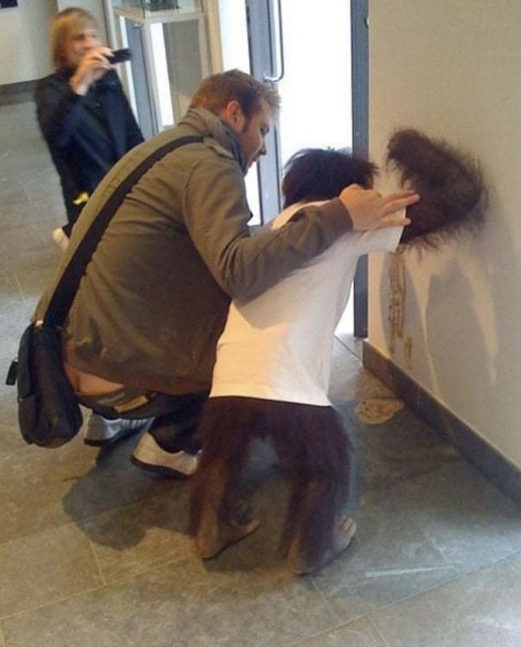 Götü ile içip geceyi piç eden kankam kusarken ona eşlik ediyorumdur.