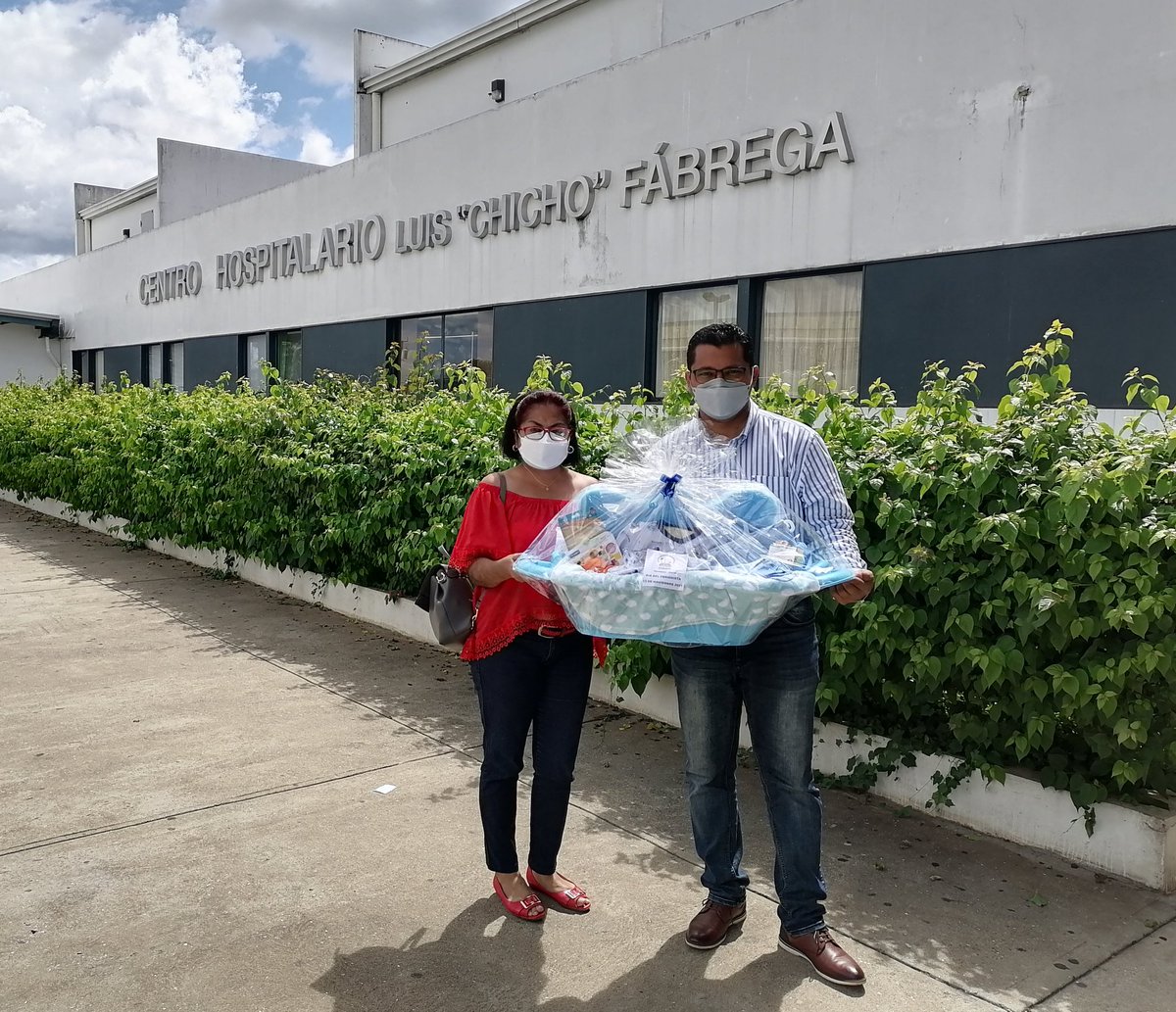 Seguimos nuestro recorrido en el Día del Periodista, entregando canastilla a la sala de maternidad del Hospital Luis "Chicho" Fábrega de #Santiago. Gracias a la comunidad por el reconocimiento a nuestra querida profesión.
#DíadelPeriodista
#Veraguas
#Coclé