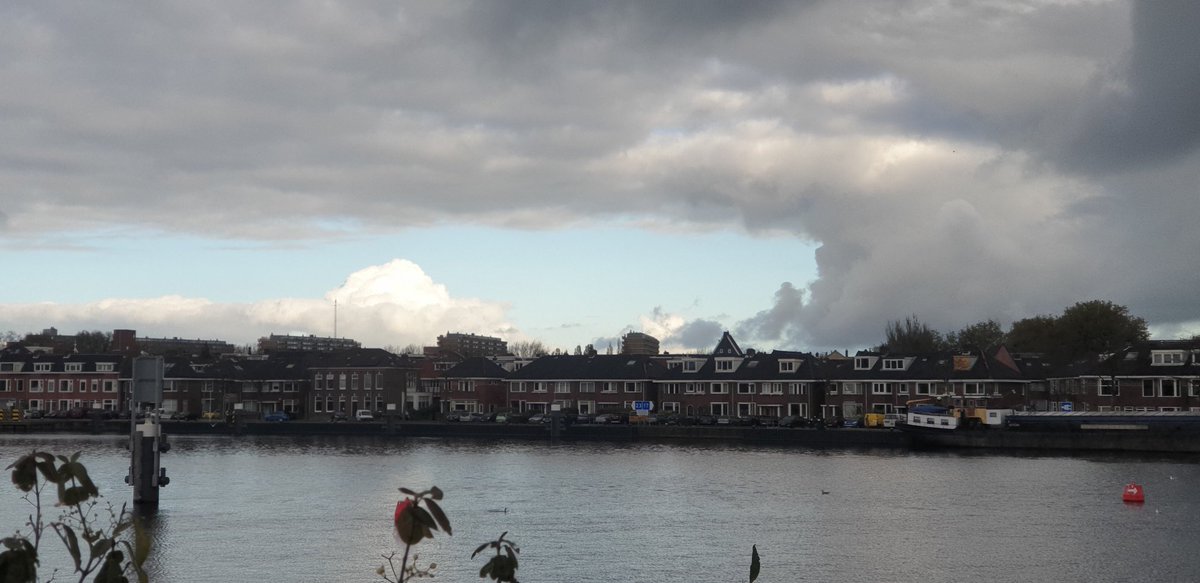 bebouwing + bewolking = mooi plaatje aan de Zaan begin van vanmiddag