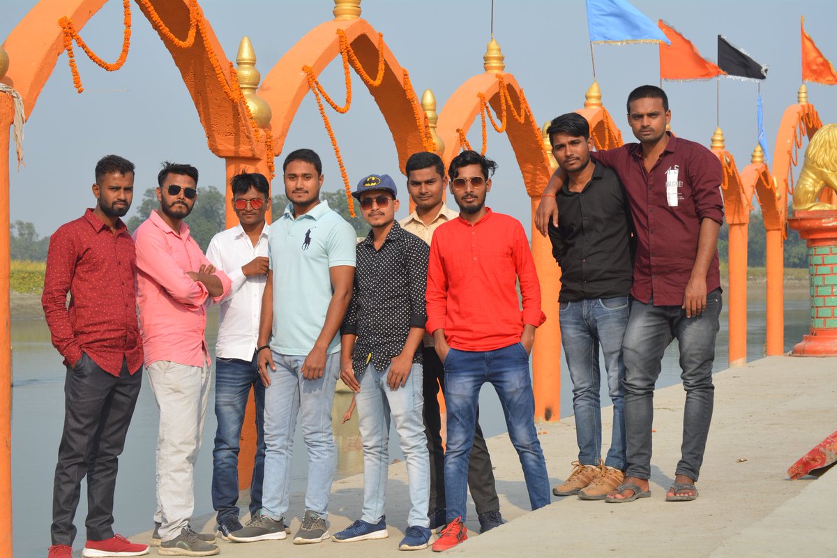 Spending time with friends are refreshing memories that last a lifetime.दोस्तों के साथ समय बिताना ऐसी यादें ताजा कर देता है जो जीवन भर चलती है।