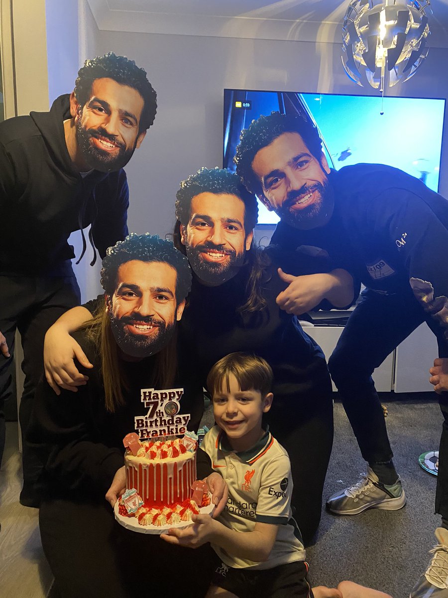 بماسكات الملك محمد صلاح .. عائلة إنجليزية تحتفل بعيد ميلاد ابنها بهذا الشكل