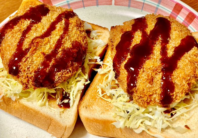 肉厚メンチカツ買ってきて4枚切りに乗せた 