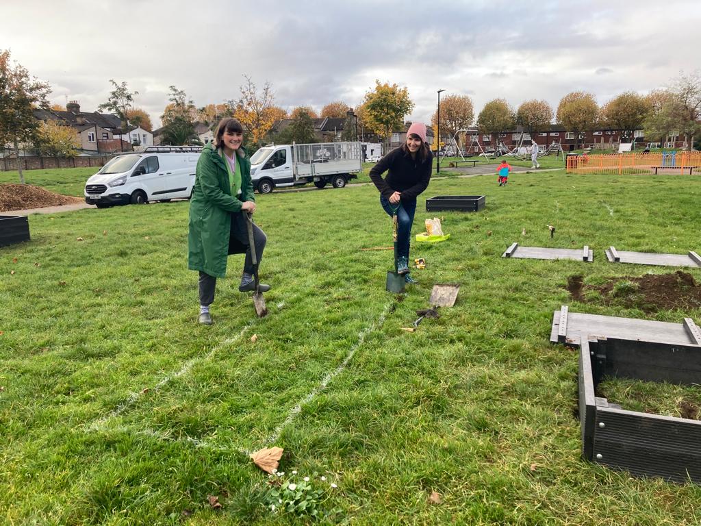 wildgreene13's tweet photo. The planters are up! Thanks to everyone who came this afternoon to help, hope to see many more tomorrow to put the plants in! #wildgreen_e13 #communitygarden #communityproject #urbangarden #Plaistow #newham https://t.co/xwGZdcZcHK