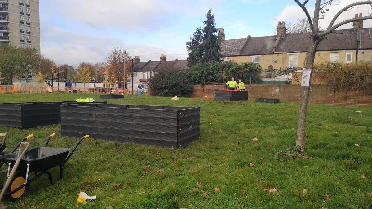 wildgreene13's tweet photo. The planters are up! Thanks to everyone who came this afternoon to help, hope to see many more tomorrow to put the plants in! #wildgreen_e13 #communitygarden #communityproject #urbangarden #Plaistow #newham https://t.co/xwGZdcZcHK