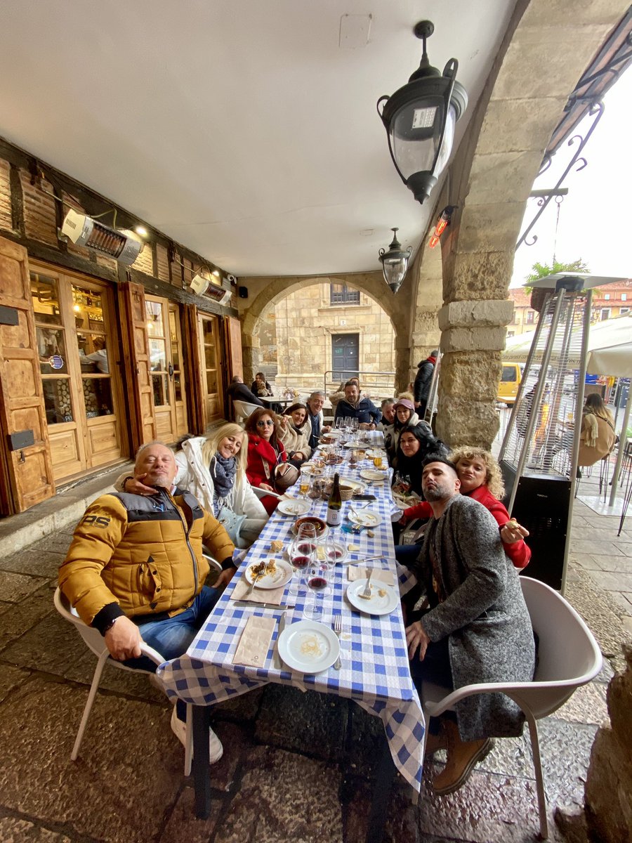 LeonesaTours's tweet photo. Grupo de #logroño que escogen nuestra visita guiada a la ciudad con #vermu en la Vermuteria Cervantes y finalizamos con una cata y maridaje en el Restaurante Castrillo. #barriohumedo #barrioromantico #leon #visitastop #leonesp #culturaygastronomia #leonesatours #visitasmolonas https://t.co/dV5EiuwW0h