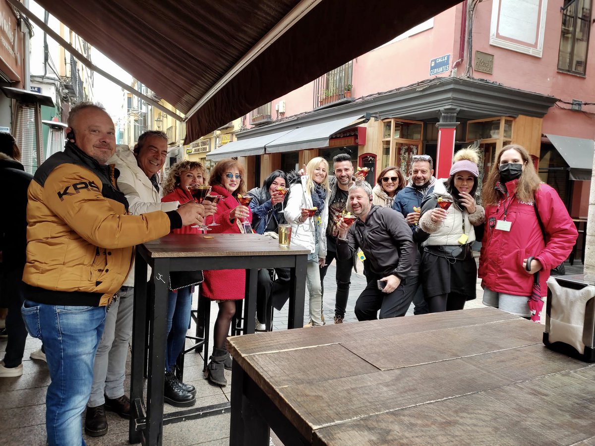 LeonesaTours's tweet photo. Grupo de #logroño que escogen nuestra visita guiada a la ciudad con #vermu en la Vermuteria Cervantes y finalizamos con una cata y maridaje en el Restaurante Castrillo. #barriohumedo #barrioromantico #leon #visitastop #leonesp #culturaygastronomia #leonesatours #visitasmolonas https://t.co/dV5EiuwW0h