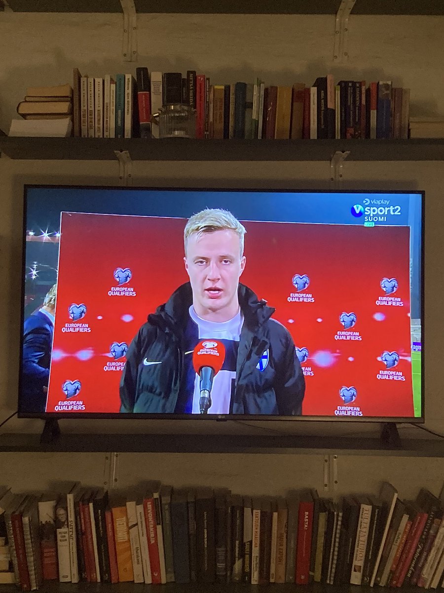 HenryOssian's tweet photo. Toimittaja: ”Miltä tuntui pelata alivoimalla?”

Ivanov: ”Kivalta, puolustajahan tässä ollaan.”

👏😄

#BOSFIN #huuhkajat https://t.co/vAqrputehv