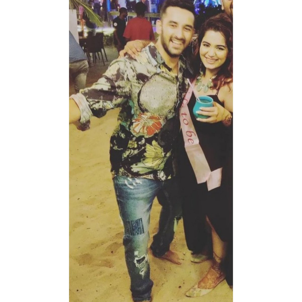 GangsOfVishalV's tweet photo. The bride &amp; groom is looking absolutely gorgeous in their beach BBQ bash 😍🍗🍾 #VishalVashishtha #DeepakshiMishra #VishAkshi #VishAkshiKiShaadi #VVKiToli @v_vishal13 @deepakshim https://t.co/z8y2rwsyKM