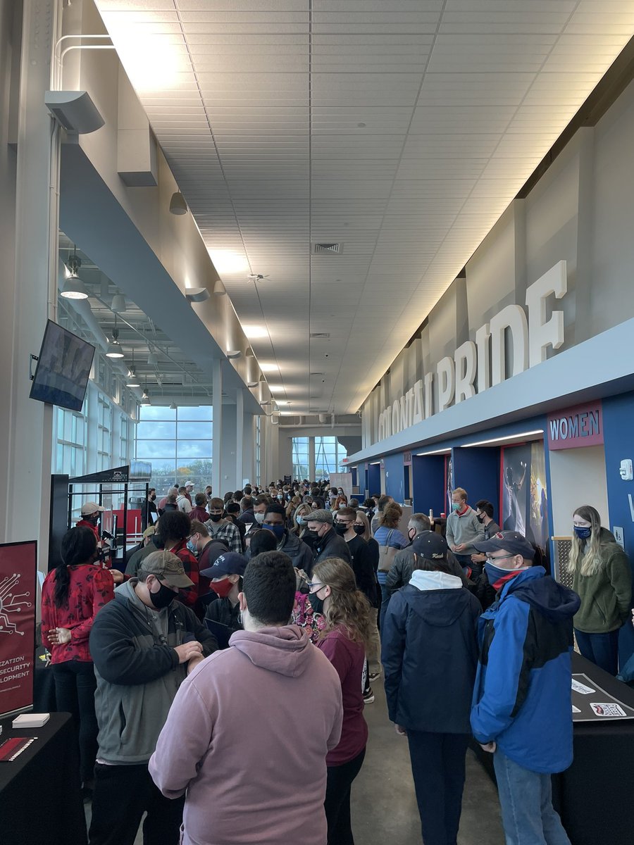 RMU's tweet photo. Prospective students learning about RMU’s 60+ undergraduate programs and 120+ student clubs and organizations! #DiscoveryDay https://t.co/dh77yTeSqk