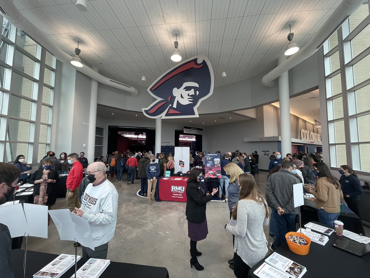 RMU's tweet photo. Prospective students learning about RMU’s 60+ undergraduate programs and 120+ student clubs and organizations! #DiscoveryDay https://t.co/dh77yTeSqk