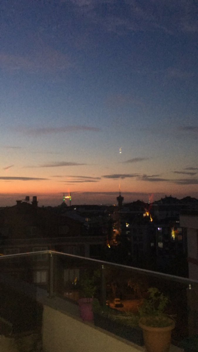 Pes edenlere haykır; 
Bizim inşirah denen, çatısı akmaz, yıkılmaz, viran olmaz bir evimiz var.. 🌘🍂

#iyiaksamlar #iyimiaksamlar #iyigeceler