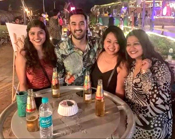 TeamV_Vishal13's tweet photo. #VishalVashishtha &amp; #DeepakshiMishra at their Beach Barbeque Bash 🧿❤️😍

#VishAkshi #VishAkshiKiShaadi

[ #Baldev #veera #Sagar #Gangaa #kabir #IshqMeinMarjawan2 #Clutch #DiceClutch #ArunWankhede #VVkiToli] https://t.co/Vhrwueopjb