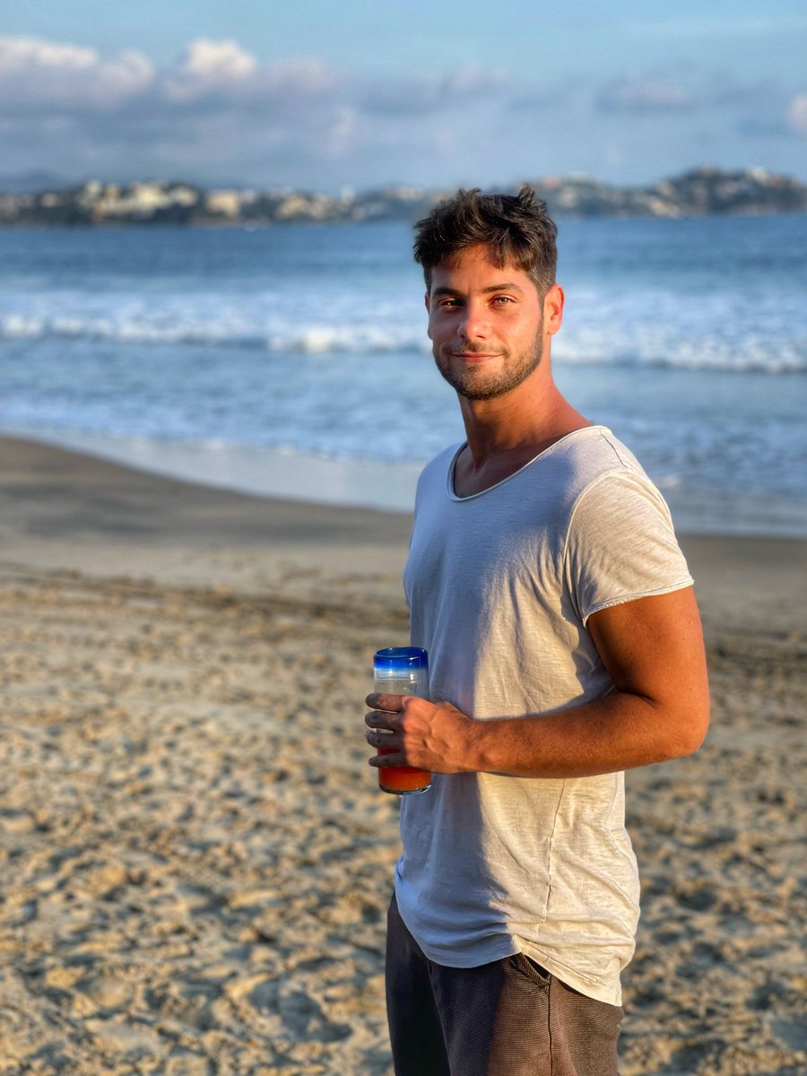 No permitas NUNCA que la infelicidad y oscuridad de otros apague tu luz 😌✨✌🏼