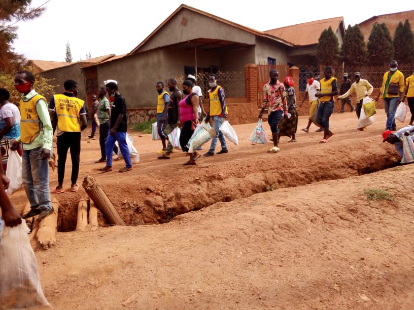 Nduba_Sector's tweet photo. None mu Murenge wa #Nduba hakozwe umuganda wibanze ku Bikorwa by'isuku hayoragurwa amasashe; Amacupa; Udupfukamunwa twakoreshejwe n'indi myanda inyanyagiye hirya no hino
Hatangiye kandi igikorwa cyo kubakira umw murubyiruko ufite ubumuga bw'ingingo
@CityofKigali @Gasabo_District https://t.co/NJKhb4TVt4