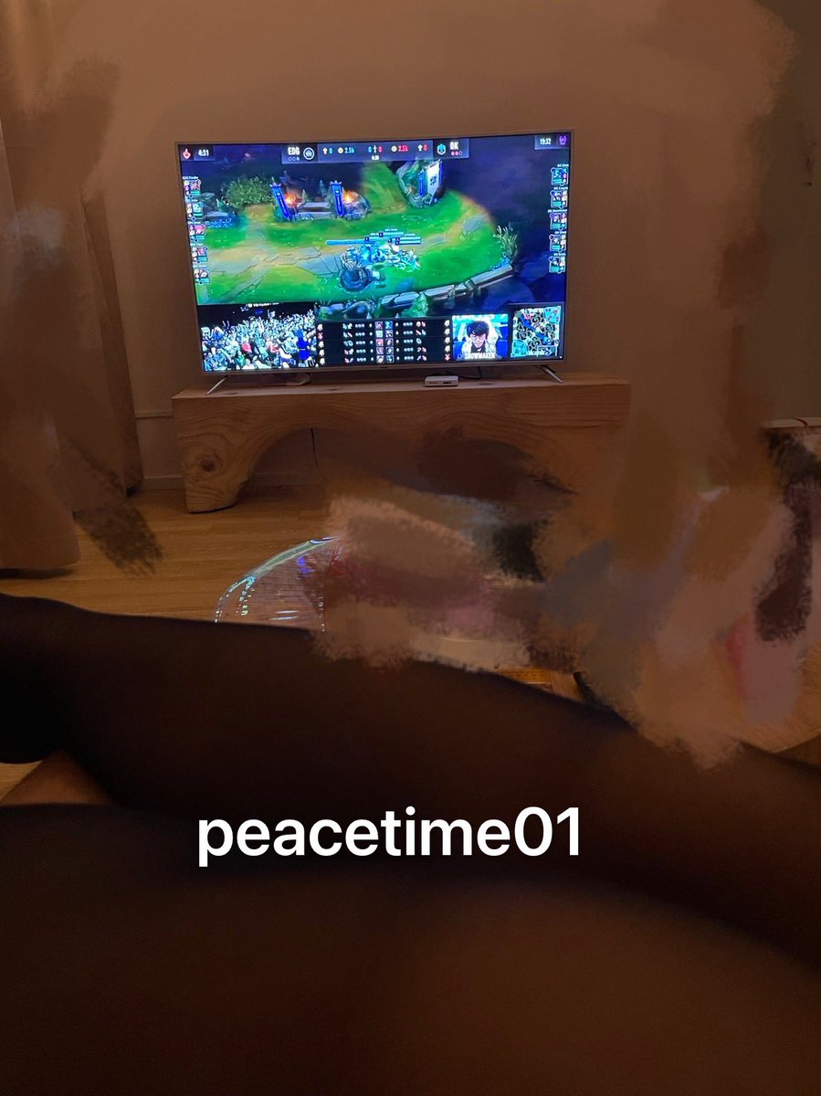 peacetime01's tweet photo. 那天我也看在edg的比赛，小狗不停的用丝袜蹭过来蹭过去，我却无动于衷。
到第二天，鉴于第一天的捣乱行为，还是狠狠的揍了。
对于狗，你得先让它知道怕。 https://t.co/qrDL3oGeru