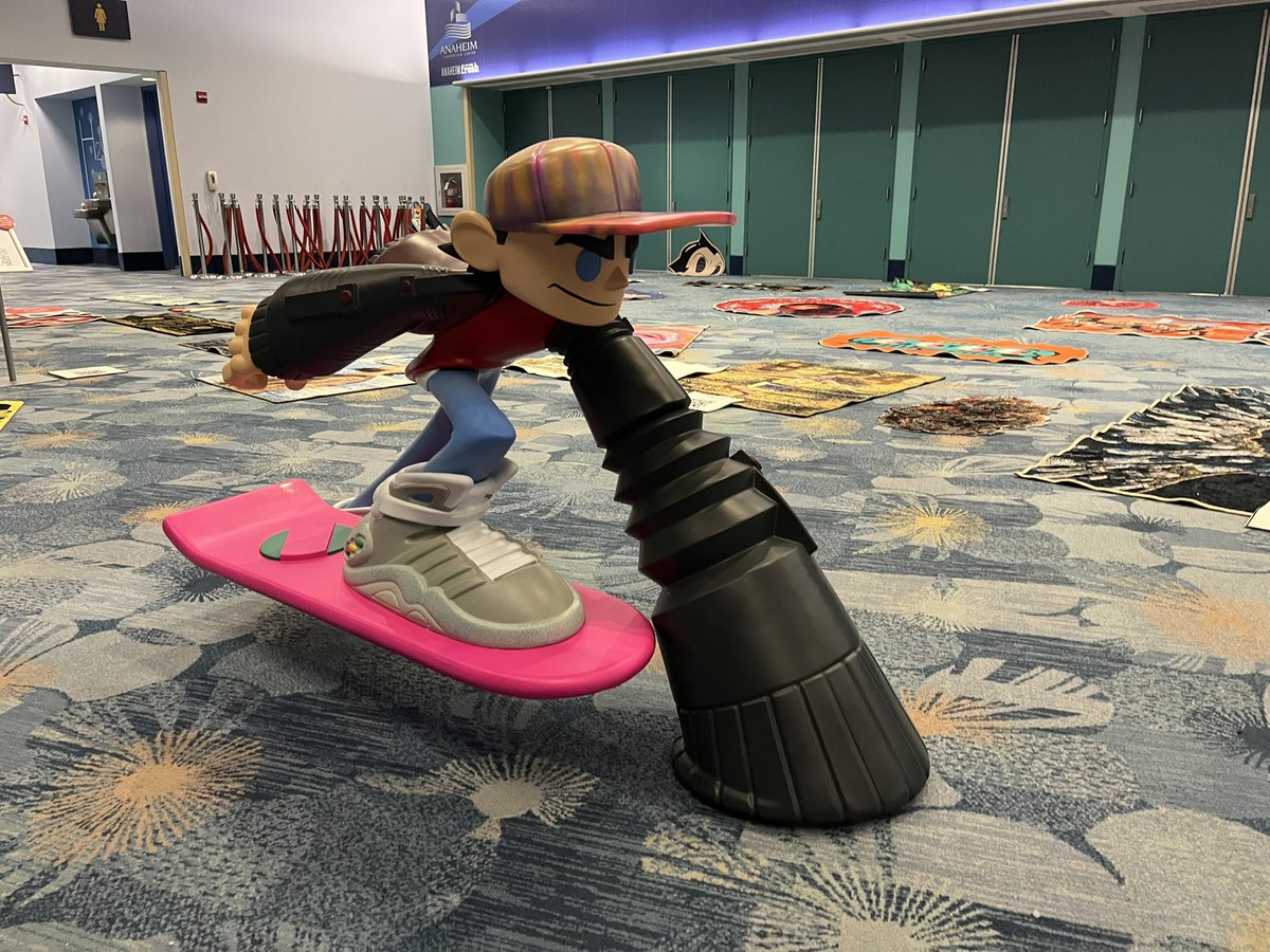 OutsideComicCon's tweet photo. A peek at #DesignerCon2021 in Anaheim for last night’s opening. The floor is open 10-7 today and 10-5 tomorrow (9a for VIPs). Vaccine proof or recent negative test required for entry. 👍
Much, much more over at @DesignerCon ! https://t.co/gCMgfGtQ8Y