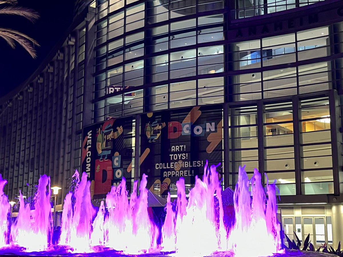 OutsideComicCon's tweet photo. A peek at #DesignerCon2021 in Anaheim for last night’s opening. The floor is open 10-7 today and 10-5 tomorrow (9a for VIPs). Vaccine proof or recent negative test required for entry. 👍
Much, much more over at @DesignerCon ! https://t.co/gCMgfGtQ8Y