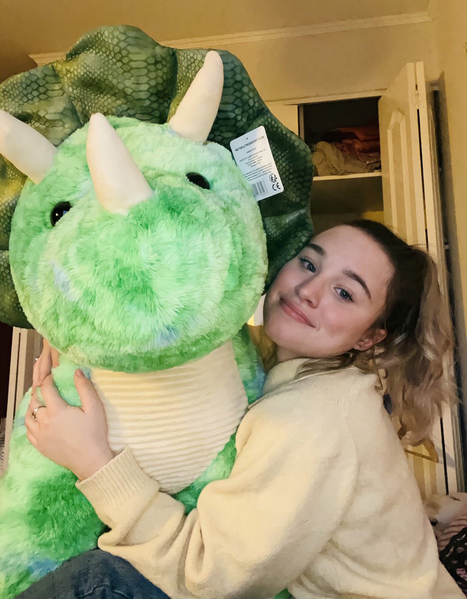 vhopiece's tweet photo. je vous présente Hector le tricératops qui fait 10 fois ma taille https://t.co/LzxqH6e9Jn