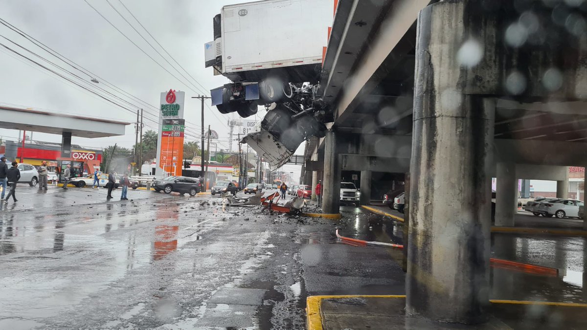 GobSanNicolas's tweet photo. #AlertaSN 🚨 | Cierre de Av. Barragán circulación Sur a Norte, tanto carriles laterales como paso elevado, por accidente vial. Utilice Av. Universidad como vialidad alterna.

Cuerpos de auxilio y @MovilidadSN ya presentes en la zona. @daniel_carrillo https://t.co/YvroEE4WrG