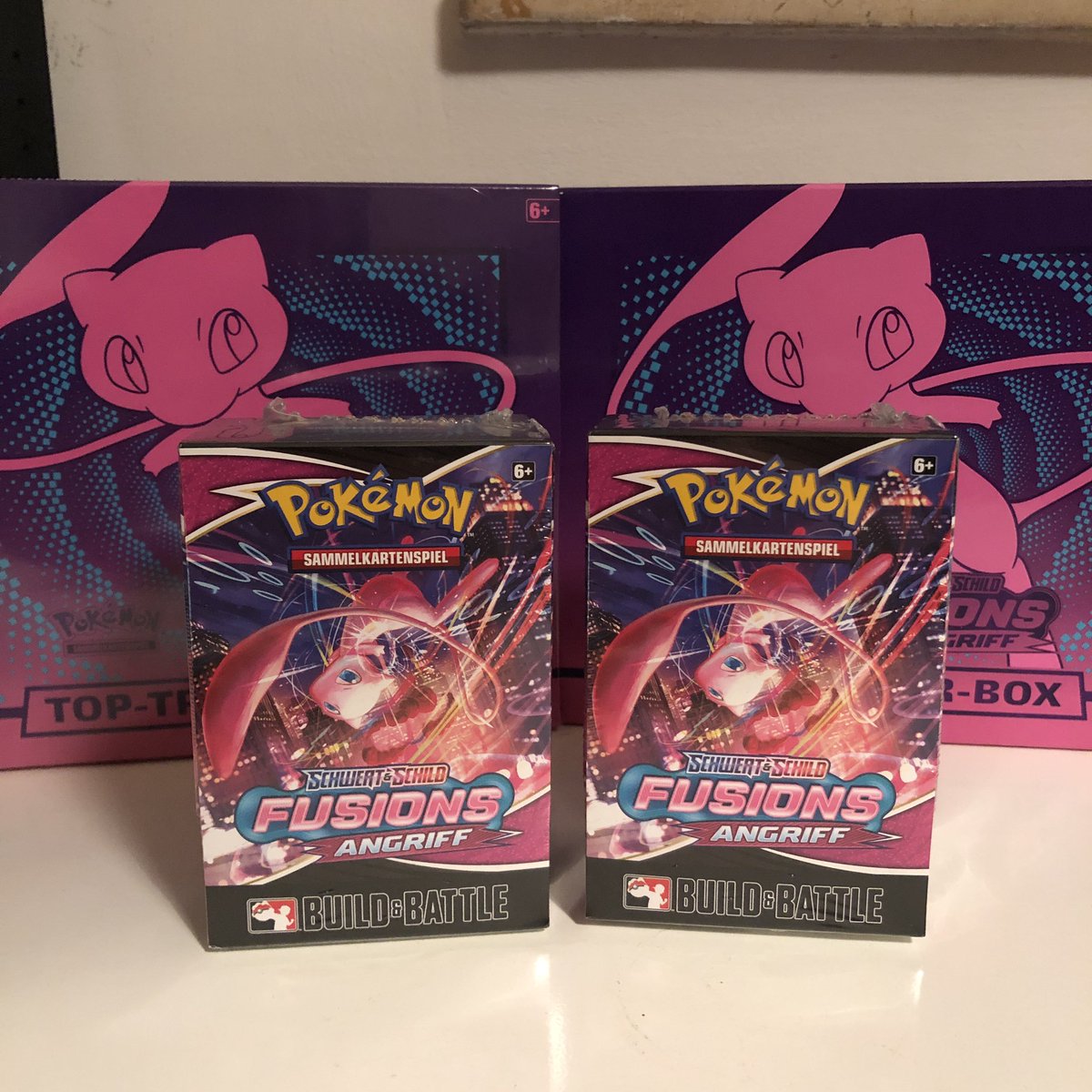 whiterabbitMUC's tweet photo. Wenigstens sind die #PokémonTCG #FusionsAngriff #PreRelease Kits heute in meinem Local CardGame Store eingetrudelt! Machen wir halt einen verspäteten PreRelease selber daheim 😋😍🐰 #Pokémon https://t.co/ChmSBAd4CN