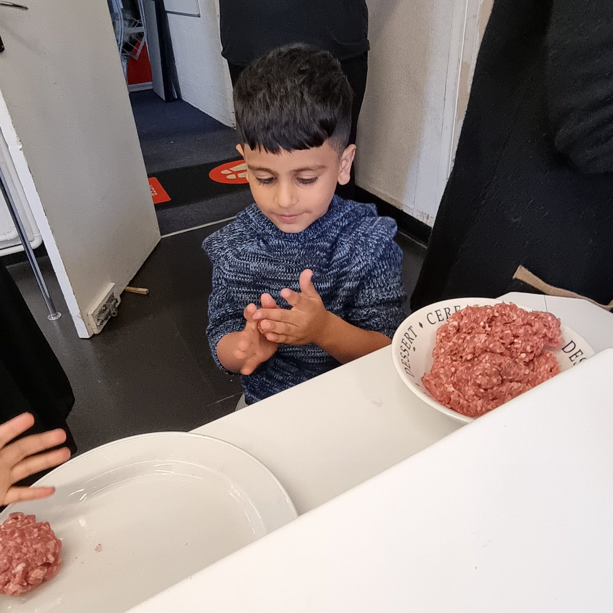 WifiNorthWest's tweet photo. #healthyhomecooking children love making their own meatballs https://t.co/6DEM5MnWbR
