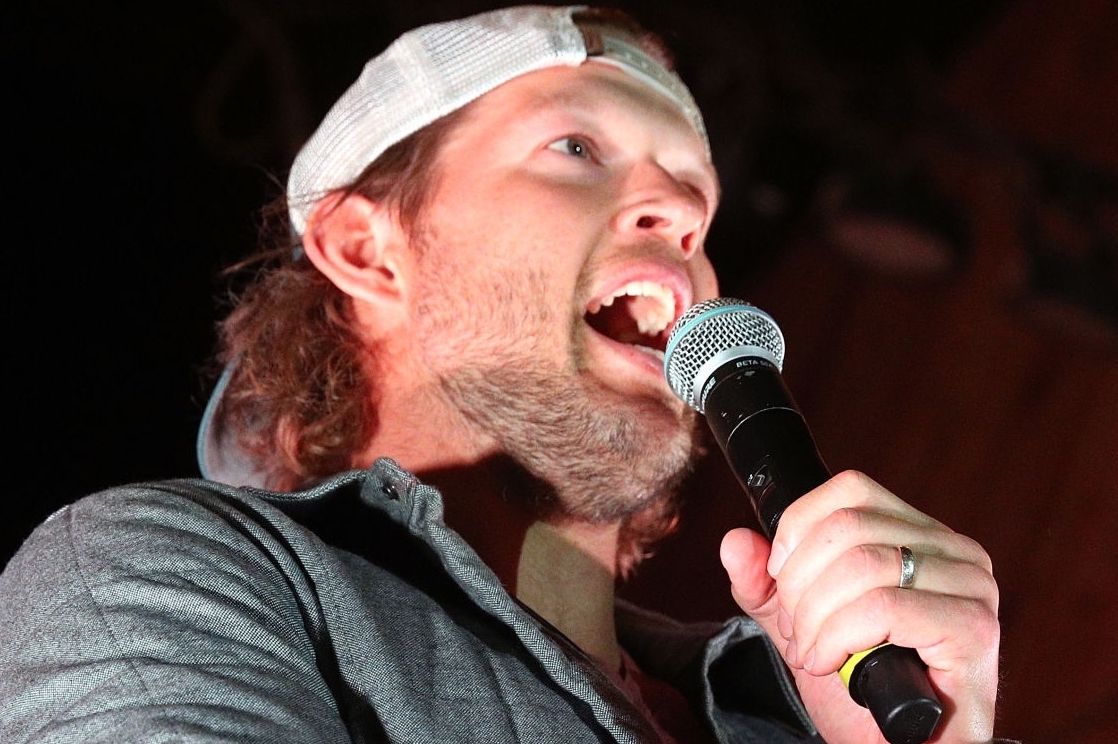 Clayton Kershaw got on stage to do a little singing with Brad Paisley. WATCH:
https://t.co/QG2QgsGYDv https://t.co/QxnAAxiSWC