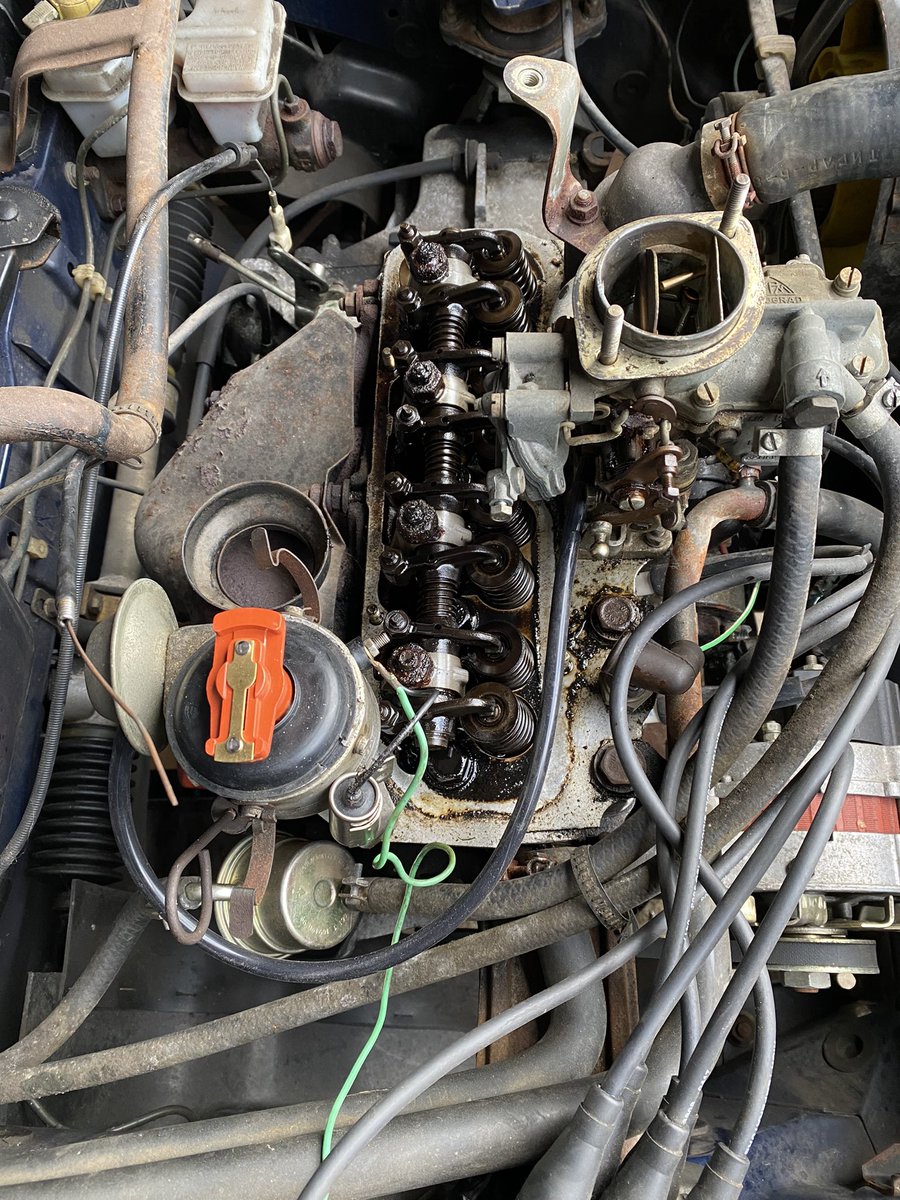 GarageGriff's tweet photo. Time to check the valve clearance; and to remove a gasket that’s been there since 1986 🙄 https://t.co/ugeZ7lHIGr