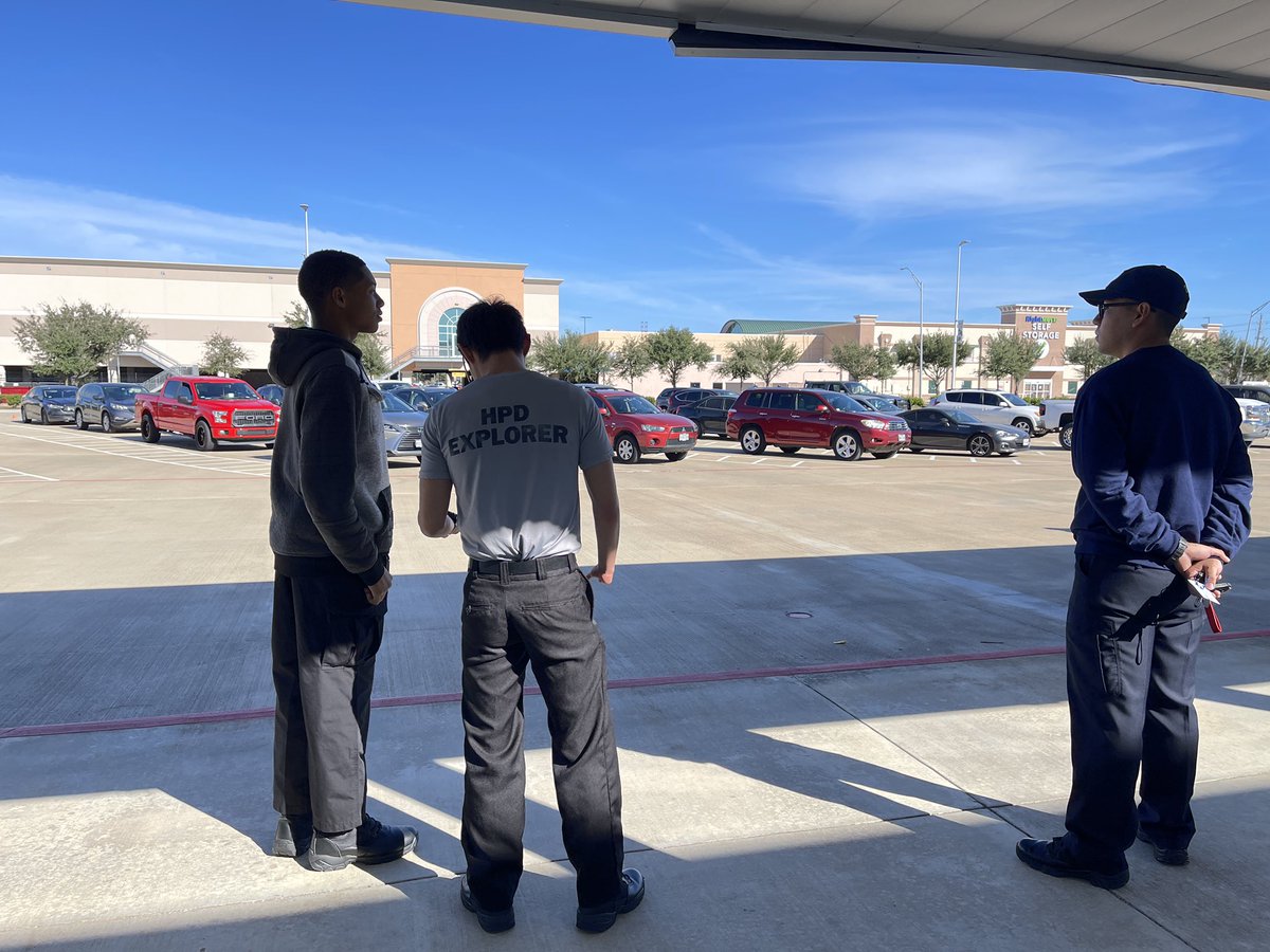 HPD_Explorers's tweet photo. Westside #HPDExplorers are in Alief assisting @houstonpolice Auto Theft Division with a free catalytic converter painting/etching event. This is a great way to give back to the community. https://t.co/gQi3LUP2LJ
