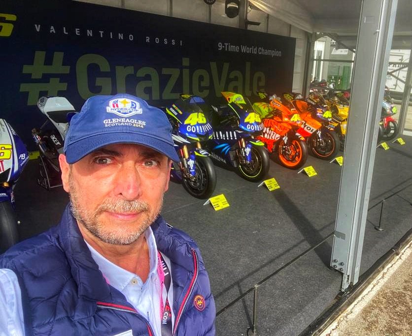 DrEGastaldi's tweet photo. Toca rendir un homenaje al gran @ValeYellow46 en su último #ValenciaGP en el @CircuitValencia
 #GrazieVale https://t.co/ntiGsBMkn1
