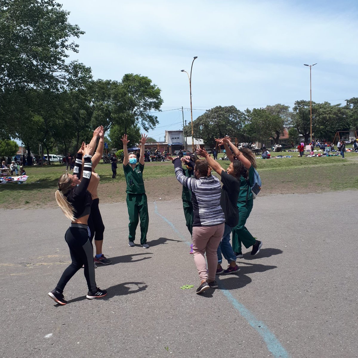 📍Hoy Plaza del Libertador 
📌Nuestros estudiantes y docentes comparten experiencias en las Jornadas Itinerantes Promo Preventivas, en el marco de la Actividad de Extensión “La Escuela va al barrio: Carpa Promover Salud” con el CEU Unión del Sur <a href="/unmdp/">Universidad Nacional de Mar del Plata</a> <a href="/adrianalasino/">Adrián Alasino</a> <a href="/gaangelini/">Gabriel A. Angelini</a>