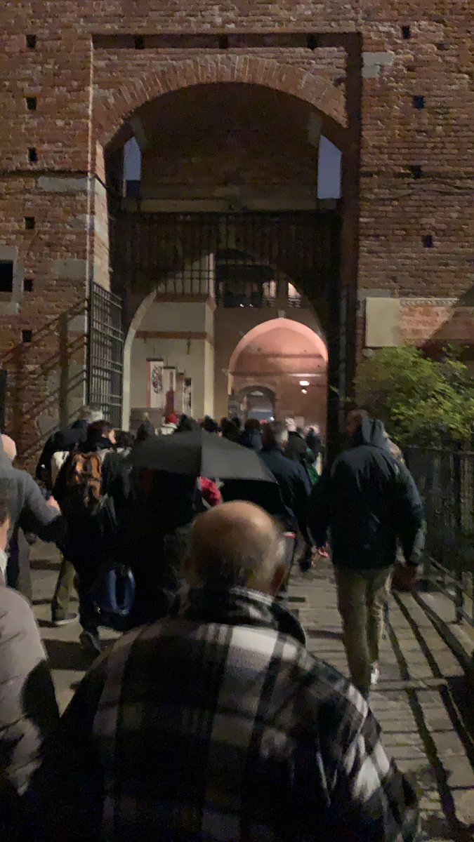 LHoesle's tweet photo. #milsno il #corteo passa DENTRO il #castellosforzesco 😂😂😂😂 https://t.co/5o1GJdA8Me