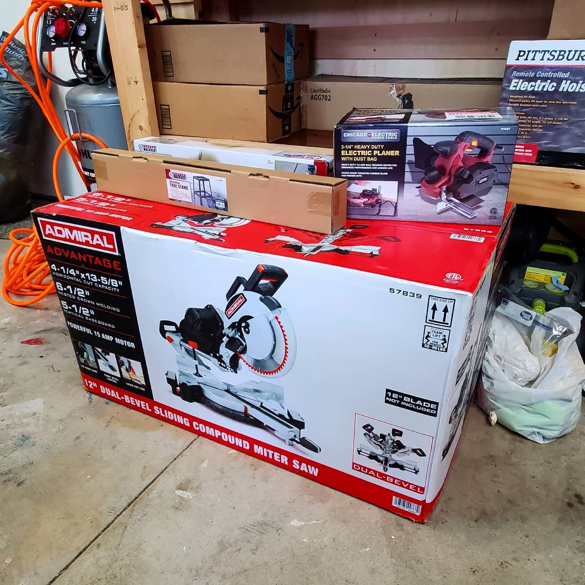 Acornwerx's tweet photo. New miter saw. Let's build something.
.
.
.
#mitersaw #diywoodshop #amateurwoodshop #harborfreight #admirlmitersaw #12inchmitersaw https://t.co/1lz92KSDq0